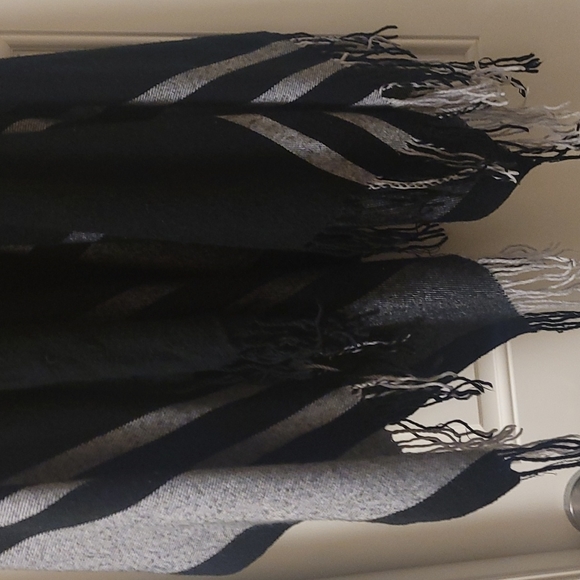 Hooded Shawl Wool & Polyester - Picture 9 of 10
